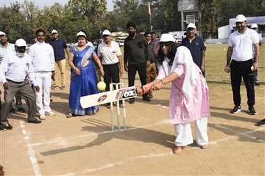 उत्साह और हौसले के साथ महिलाएं उतरी क्रिकेट मैदान में