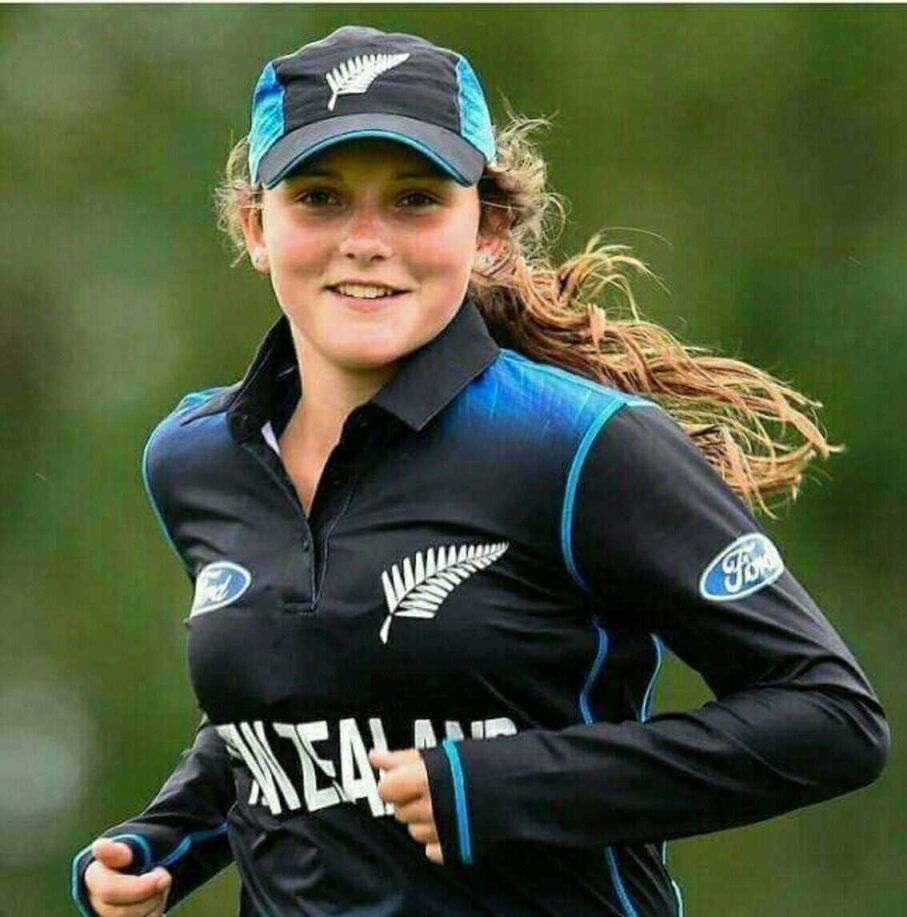 New Zealand's Amelia Kerr pulls out of England tour to focus on mental health