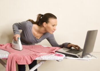 Work From Home: वर्क फ्रॉम होम के दौरान पुरुषों को ज्यादा आराम, महिला कर्मचारियों पर पड़ा डबल बोझ