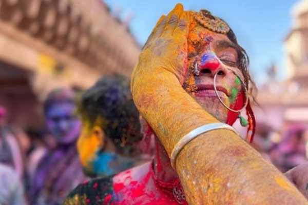 Indian lensmen give Holi a brand new colour with iPhone 13 series - India News in Hindi