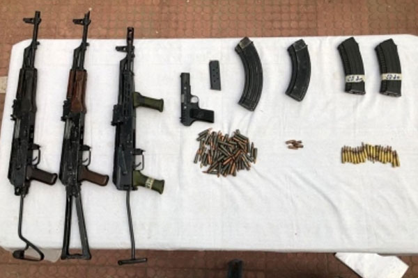 Police recovers cache of arms, ammunition in J&K Anantnag - Srinagar News in Hindi
