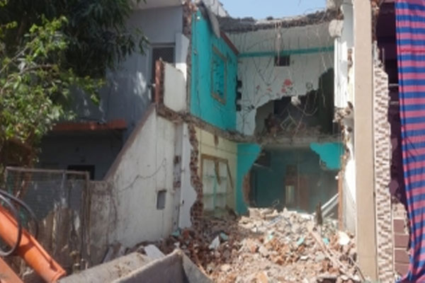 Bulldozer at Ratlam residence of the mastermind of the bomb blasts in Jaipur - Jaipur News in Hindi