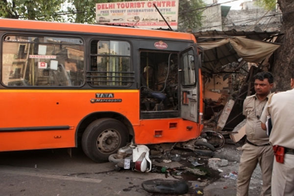 DTC bus entered shops in Jangpura, 6 seriously injured - Delhi News in Hindi