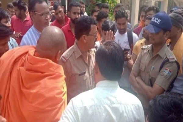Dada Jalalpur uproar: When the police stopped, Swami started reciting Hanuman Chalisa at the toll plaza itself - Dehradun News in Hindi