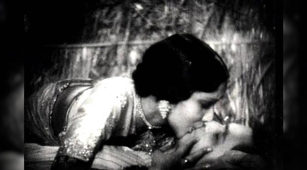Bollywood First Kissing Scene Was Filmed Year 1933 In Film Karma The first kissing scene was filmed in this silent movie of Bollywood, this is how it was shot