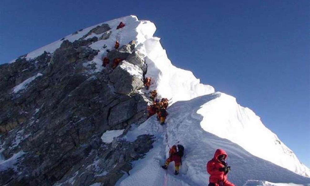 Surgeon couple from Gujarat become Mount Everest