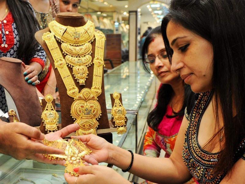 Gold prices fall, know latest rate