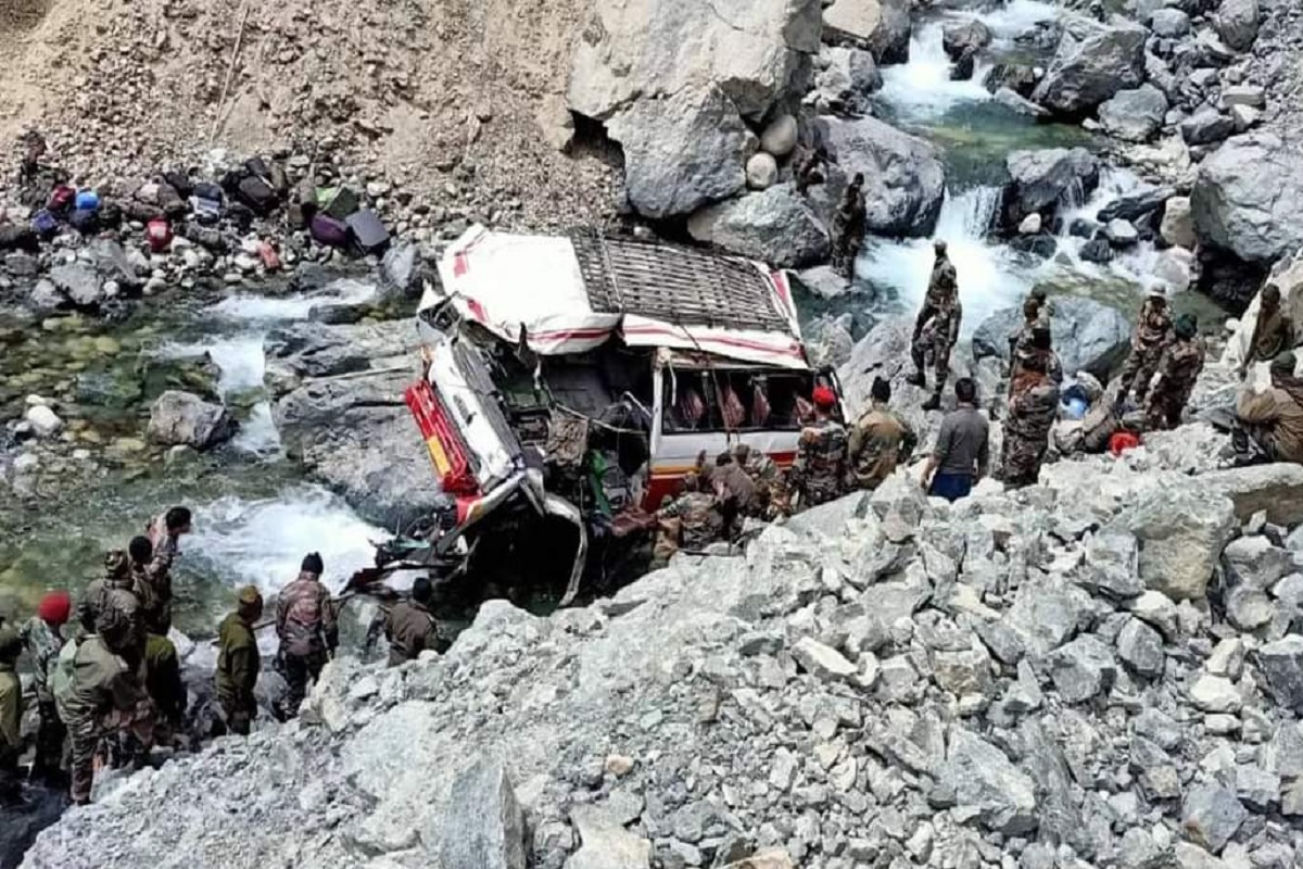 Ladakh: 7 soldiers were killed in a road accident, FIR registered against driver Ahmed Shah, who fled by jumping