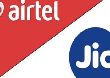 Reliance Jio vs Airtel Best Budget Postpaid plan comparison - Jio vs Airtel: Data rollover up to 200GB, unlimited calls and free offers! Which cheap plan is best?