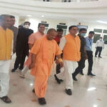 UP CM Yogi Adityanath arrives in Uttarakhand, welcomes CM Dhami. - Dehradun News in Hindi