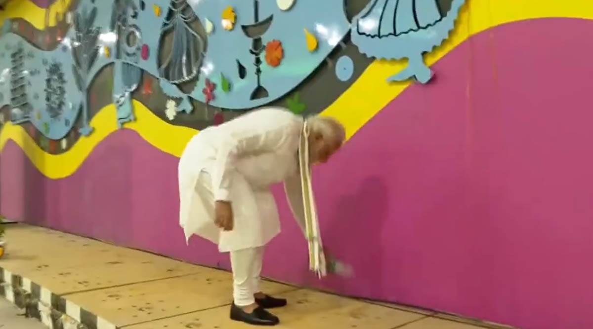 After the inauguration, when Narendra Modi looked at the garbage in the new tunnel, see what the PM did next?  After the inauguration, when Narendra Modi looked at the garbage in the new tunnel, see what the PM did next?