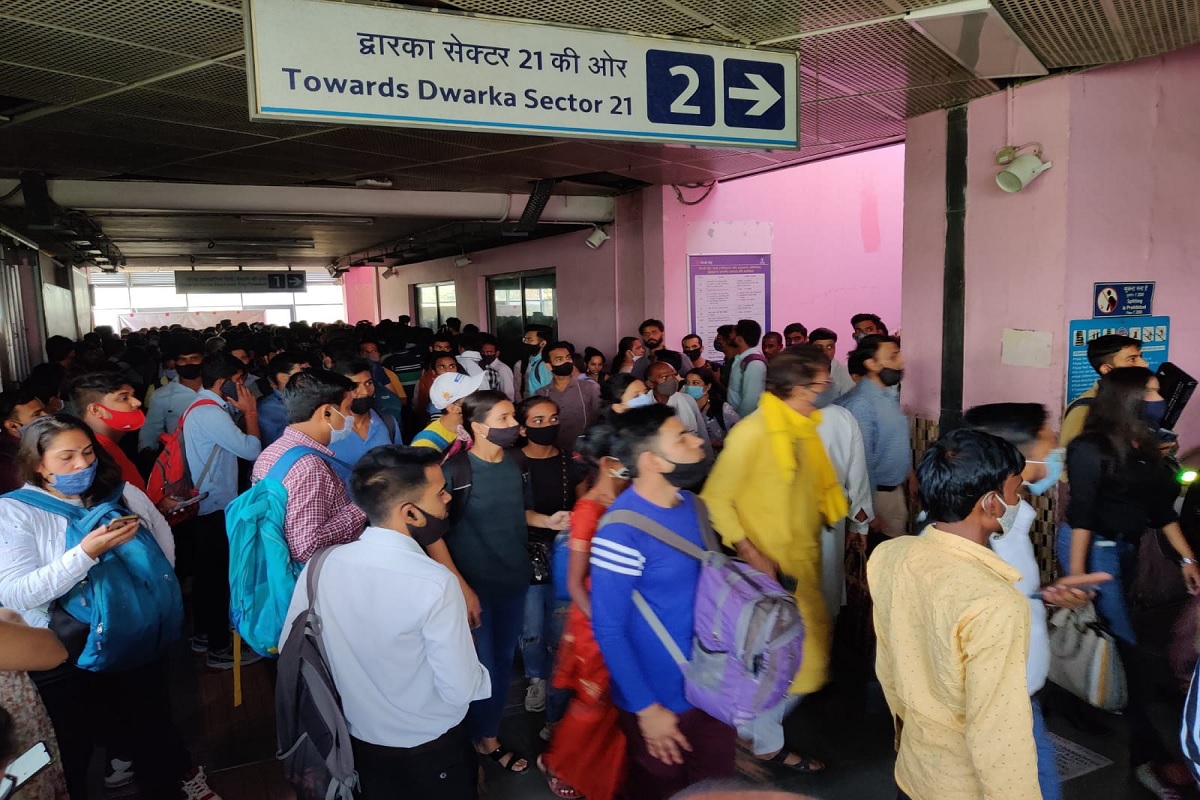 Delhi Metro has increased the difficulties of the people, due to the fault in the Blue Line service, the passengers were upset after waiting for hours.