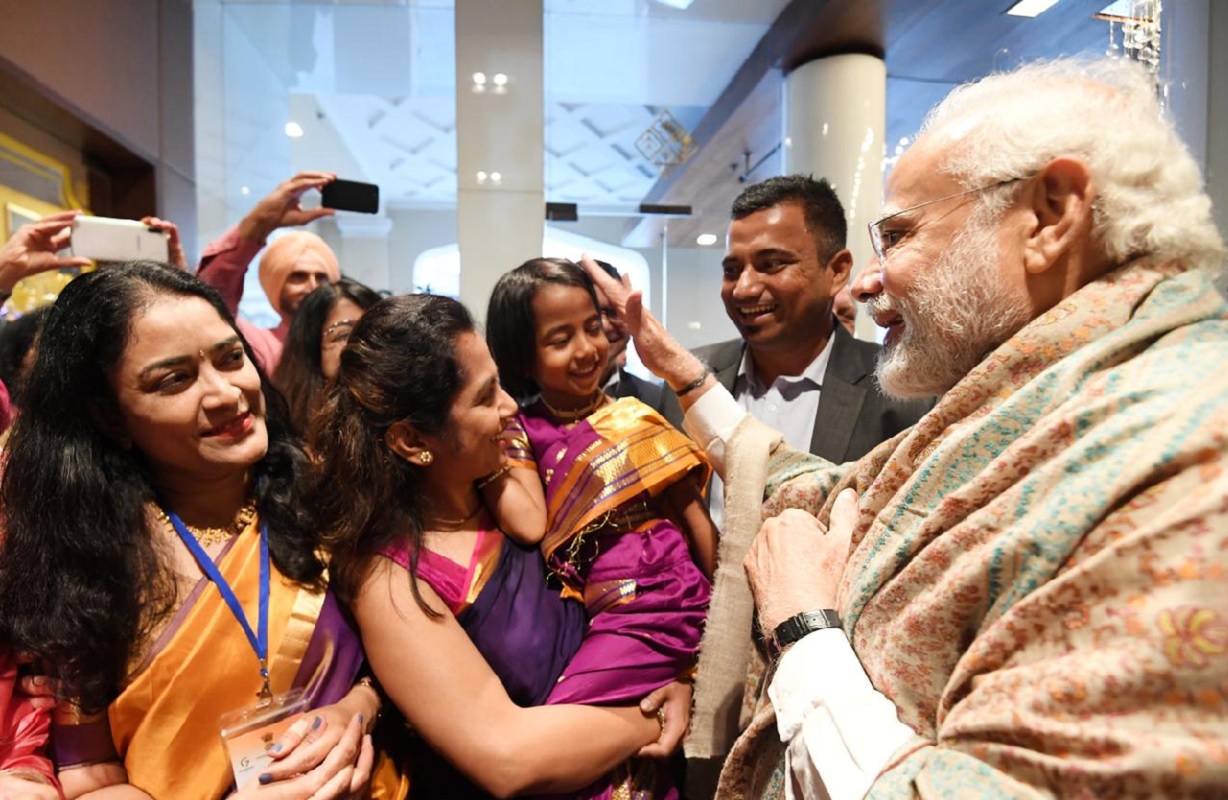 In Germany, the woman touched the PM's feet in front of everyone, giving blessings, Modi said - You have Hindi..., PM Modi received a grand welcome in germany