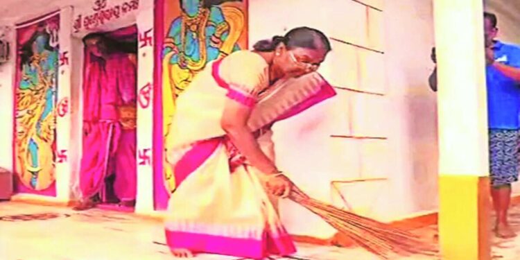 Murmu sweeps the temple before traveling to Delhi