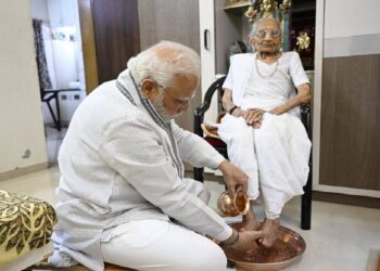 PM Narendra Modi Took blessings of his mother hiraben as she enters her 100th year