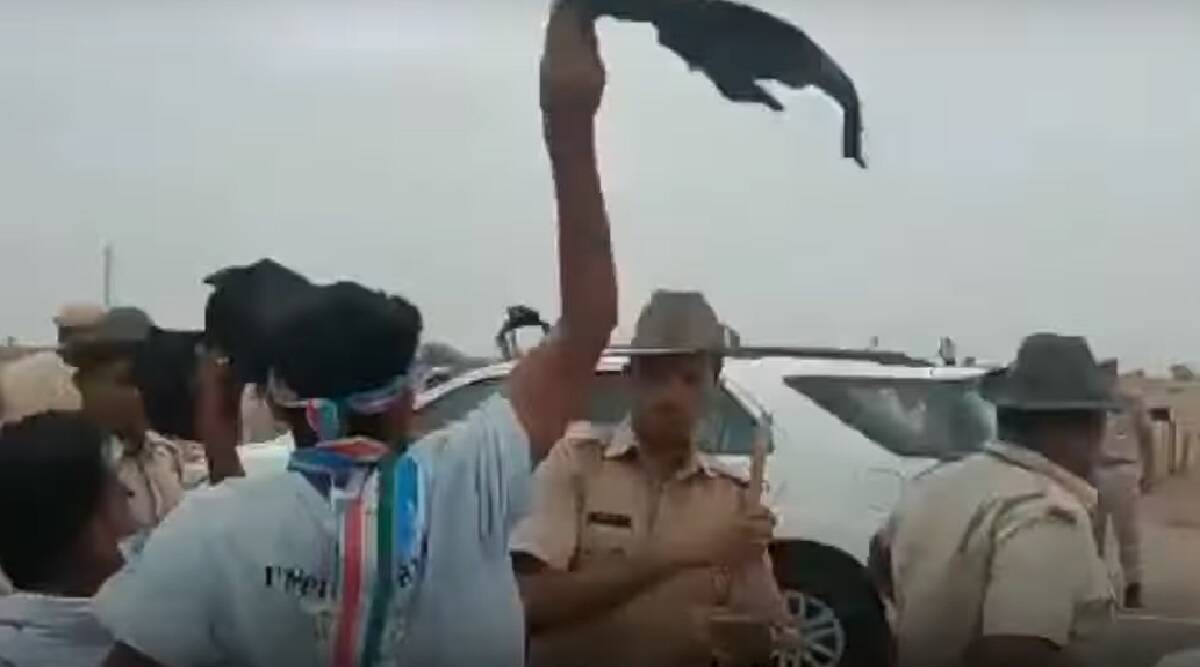 Rajasthan: Black flag shown to Union Minister Gajendra Singh Shekhawat, NSUI workers threw ink to stop the convoy