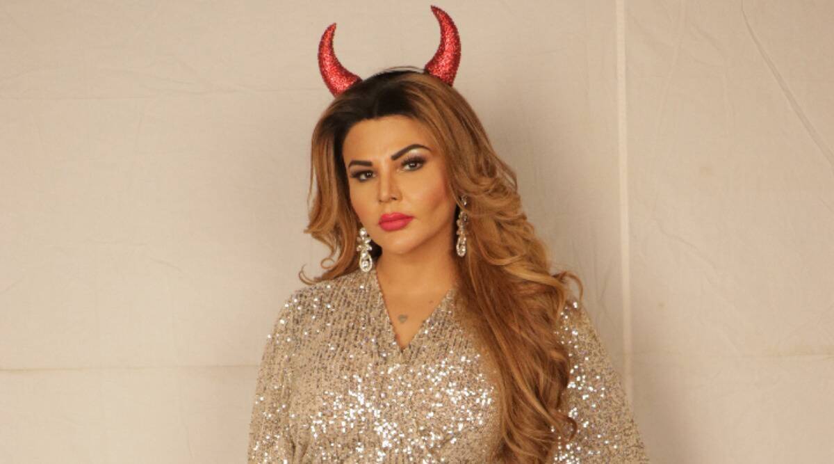 Rakhi Sawant reached the event of cancer patients wearing heavy jewelry-fancy clothes trolled badly