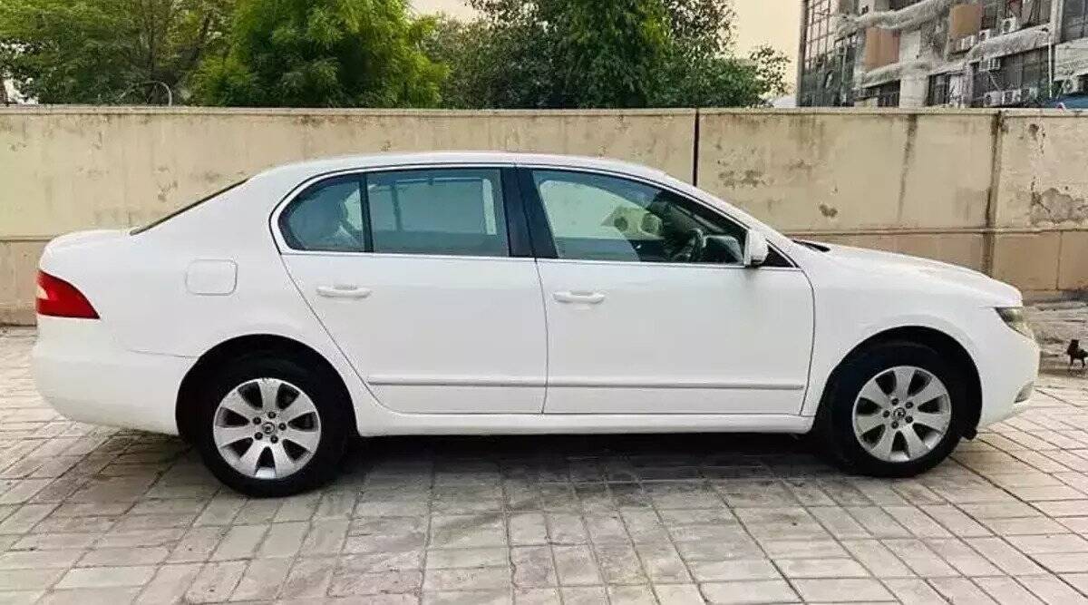 Second Hand Skoda Superb Sunroof Car Under 3 Lakh With Finance Plan Read Offers and Car Details - Second Hand Sunroof Car