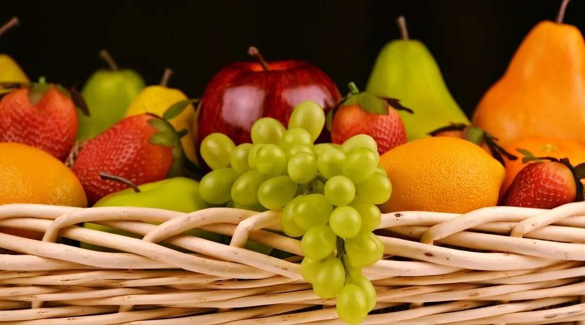 Should you eat fruits at night Know when to eat fruits and when to avoid from experts  Know from experts when to eat fruits and when to avoid