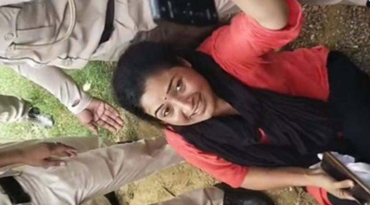 Sitting on the ground, Alka Lamba started crying bitterly while shouting Jai Jawan, Jai Kisan, said - the whole country is crying.