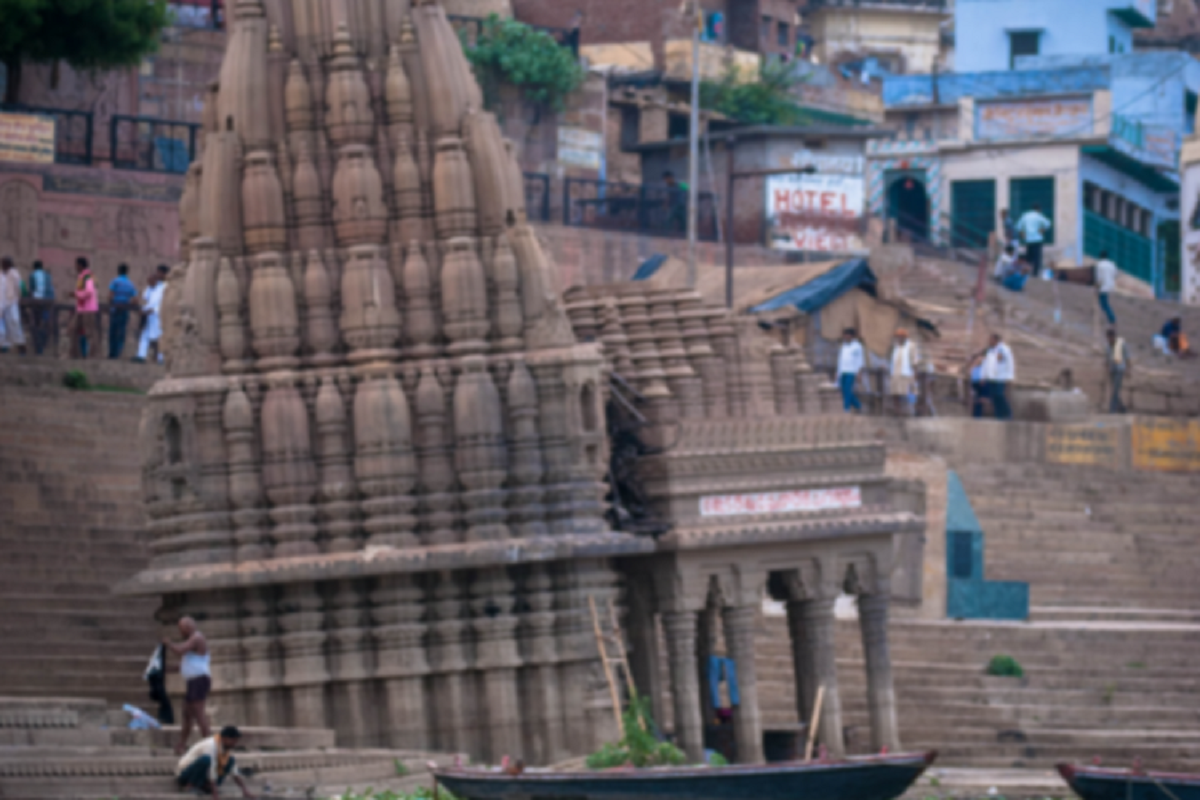 This temple of India has been tilted to one side for hundreds of years, despite being submerged in water for more than six months, it has remained as it is