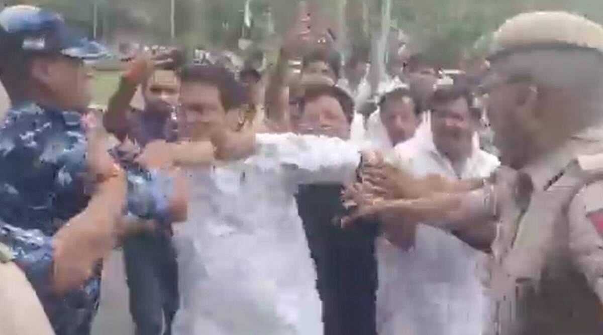 clash between Anil Chaudhary and Delhi Police during a protest against ED action on Rahul Gandhi in National Herald Case