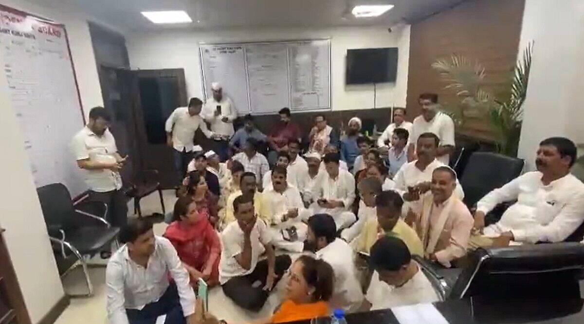 when Congress leaders started singing Bhajan Hum Honge kamyab Ek din... in Police Station