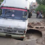 School bus and city bus stuck in a pit in Jodhpur, local administration did not take care, school bus and city bus stuck in a pit in Jodhpur, local administration did not take care