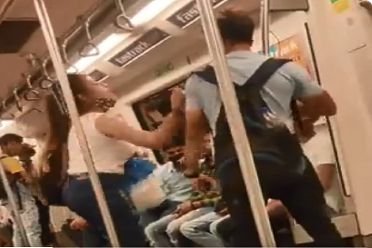 Viral Video: Girl seen beating boyfriend in metro, said - 'I will complain to mom', people have fun on social media, see video, Girl seen beating boyfriend in metro, said