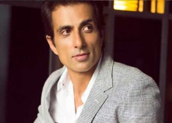 Why are people touching Sonu Sood's feet, a long line outside the house to get a glimpse
