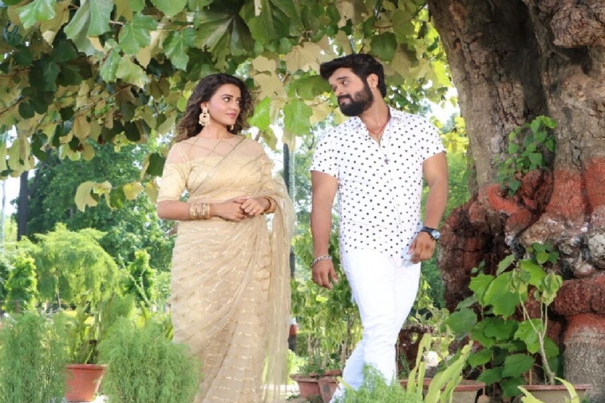 Bhojpuri star Akshara Singh seen 'Ishq Ladati' with this actor, pictures in rustic look went viral, Bhojpuri star Akshara Singh seen 'Ishq Ladati' with this actor, pictures in rustic look went viral