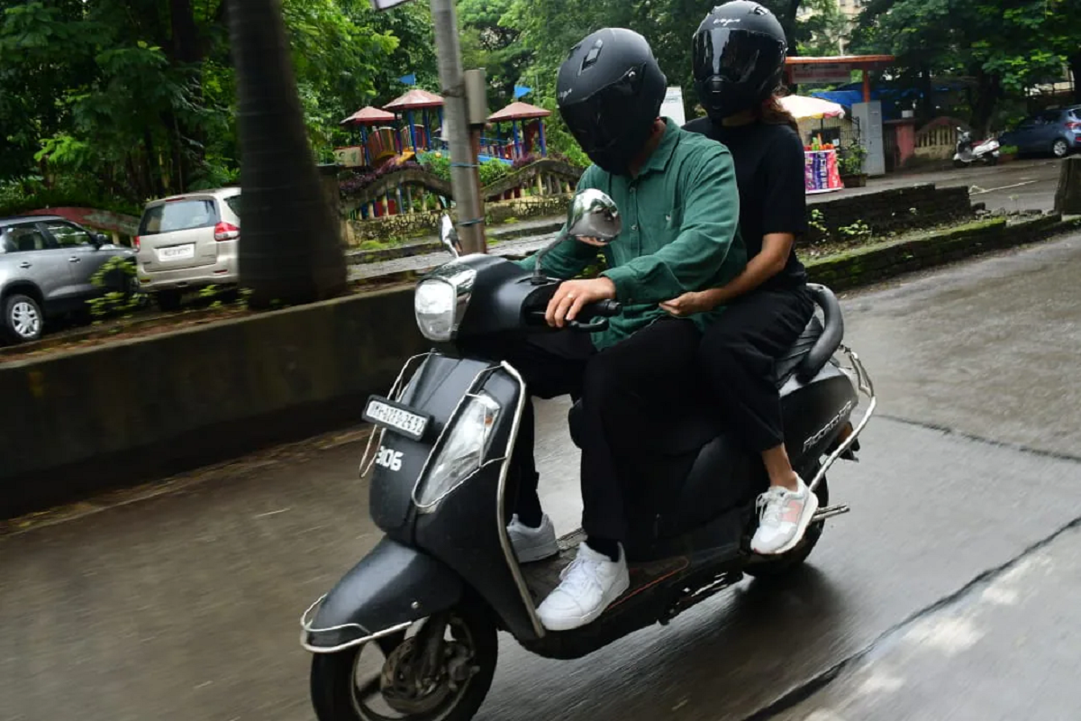 Hiding his face in a black helmet, he was seen roaming on the streets of Mumbai