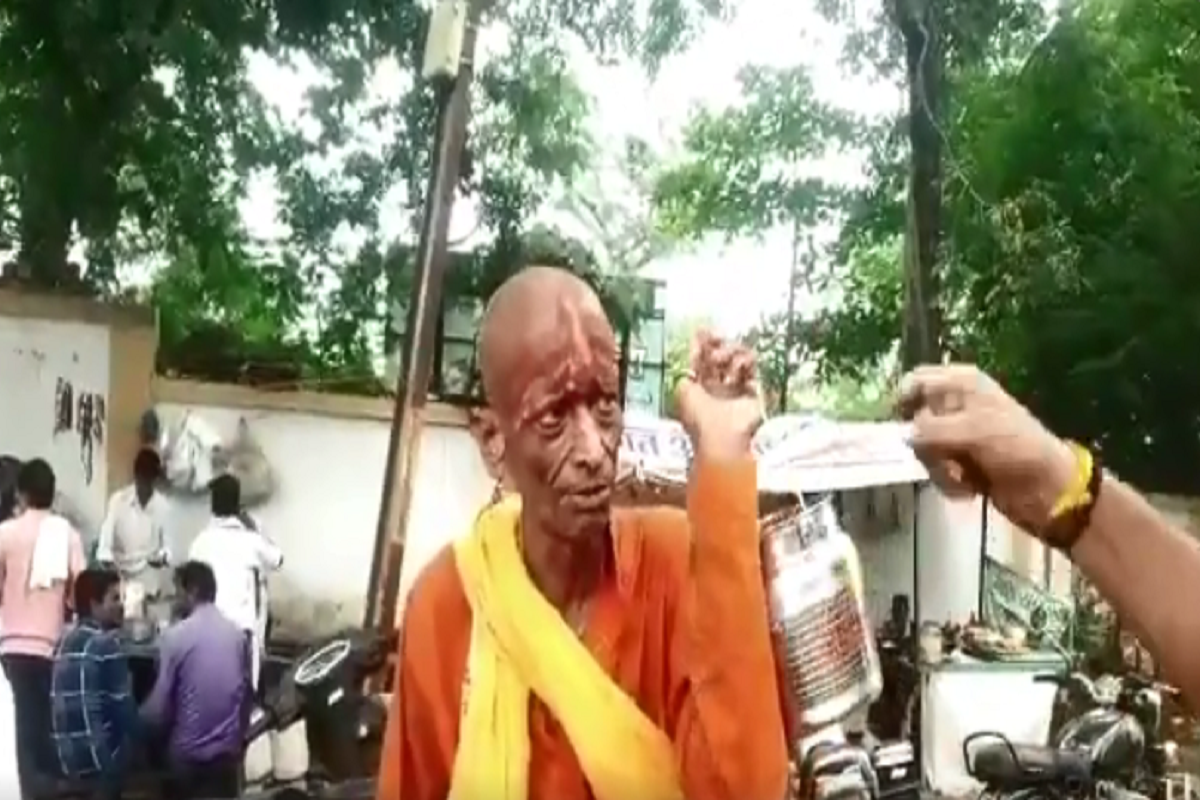 Jhunjhun Baba of Indore wants to buy a helicopter, asks for digital begging from Paytm