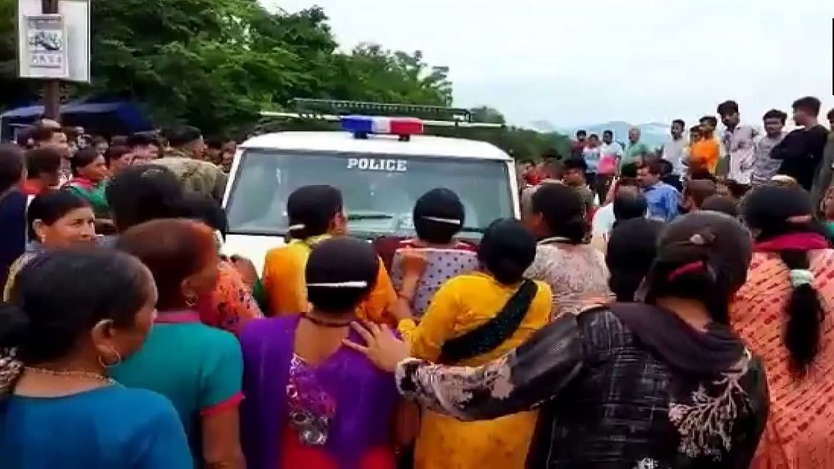 uttarakhand women gherao police vehicle carrying accused in ankita bhandari murder case smb |  Ankita Bhandari Murder Case: Angry mob ransacked accused Ankit's resort, was beaten up earlier