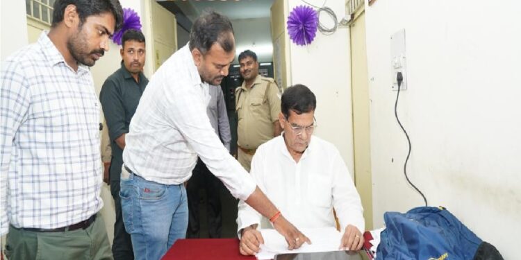 Energy Minister AK Sharma had come to inspect the power department in the middle of the electricity week in UP, heard consumer complaints by phone, Energy Minister AK Sharma had come to inspect the power department in the middle of the electricity week in UP