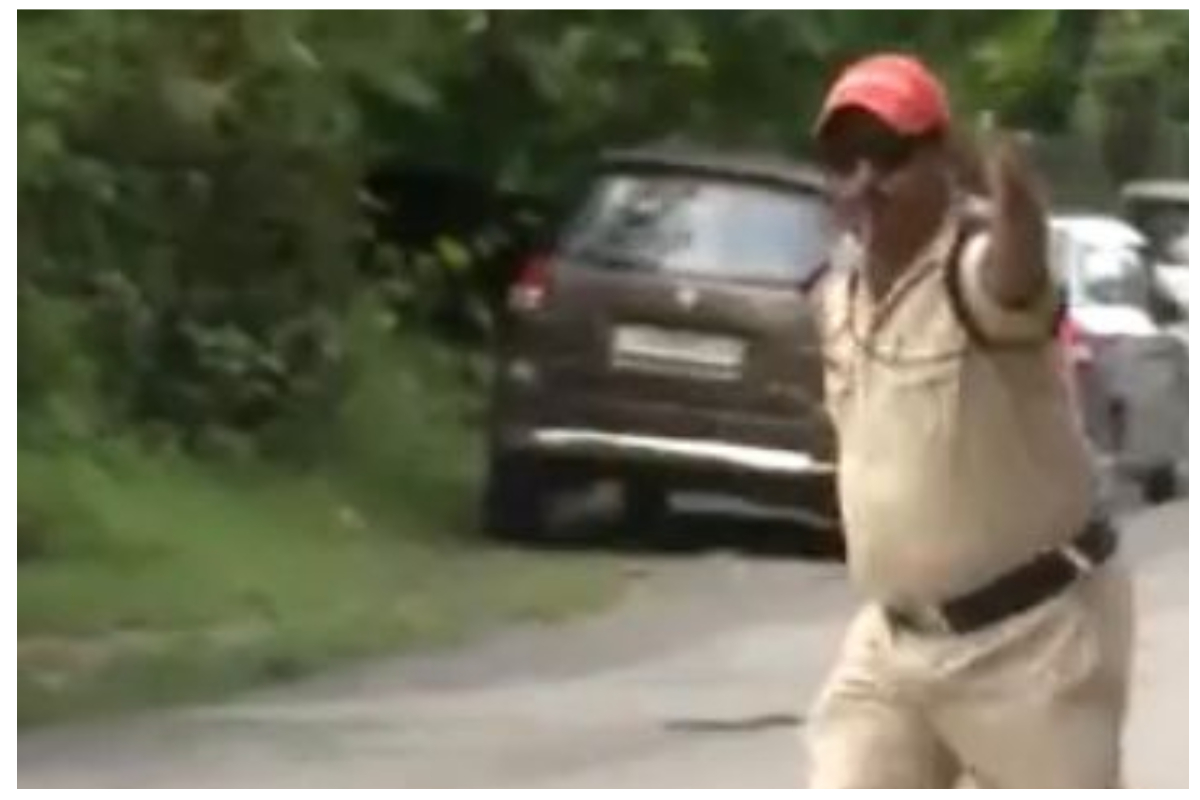 Everyone will be stunned to see this home guard of Dehradun's unique way of controlling traffic