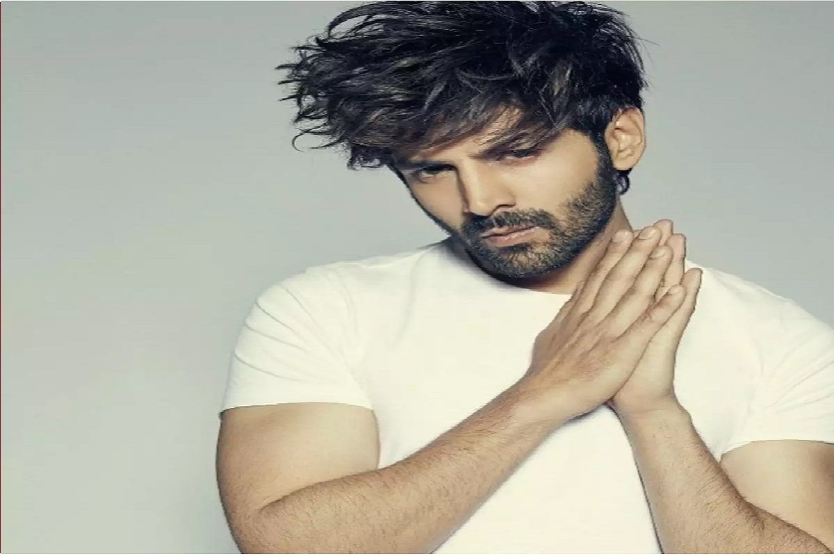 Kartik Aryan Video Viral: Bollywood's chocolate boy Karthik Aryan made a journey in the economy, watching the video, the fans said - "Down to Earth", Bollywood's chocolate boy Karthik Aryan made a journey in the economy, watching the video, the fans said