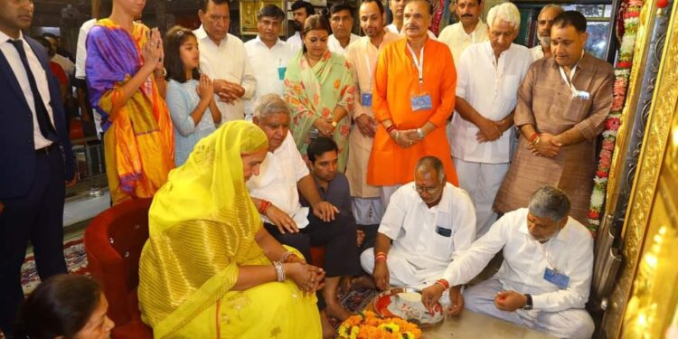 Vice President Jagdeep Dhankhar worshiped Balaji with family, wished prosperity for the country and the state, Vice President Jagdeep Dhankhar worshiped Balaji with family, wished prosperity for the country and the state