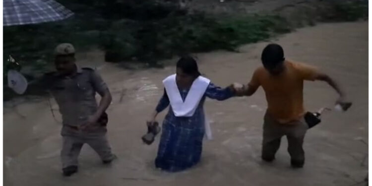 Video: Commissioner IAS Roshan Jacob reached knee-deep in water holding an umbrella in his hand, people tied bridges of praise on social media