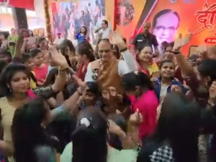 shivraj singh chauhan danced a lot on film songs with covid orphaned children in bhopal