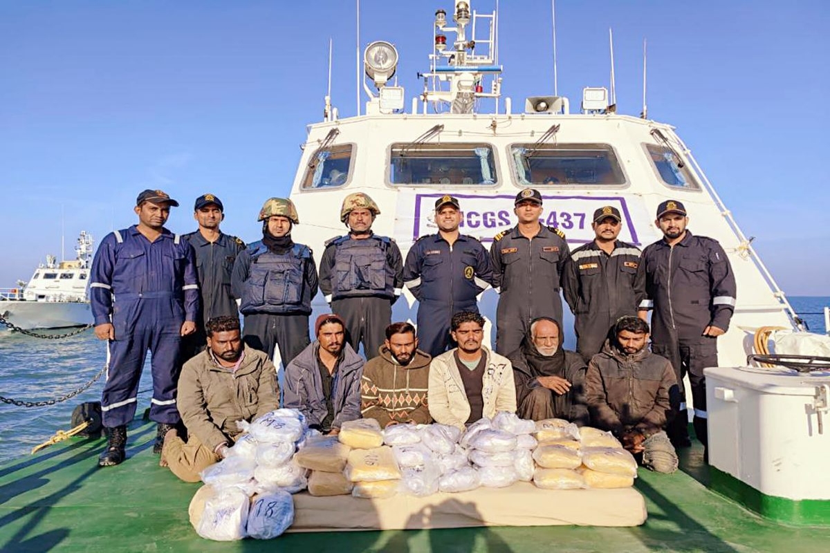 200 Kg heroin recovered from Pakistani boat near Kochi coast, six people arrested from the spot