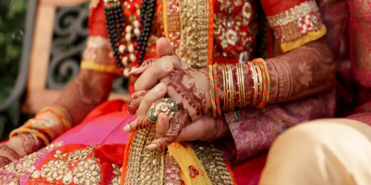Bareilly: Muslim girl held hand of Hindu boy, family alleges kidnapping, police denied - the case of marrying a boy from a Hindu community by a Muslim