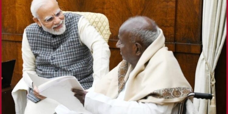 Former Prime Minister HD Deve Gowda met PM Modi in Parliament, Deve Gowda submitted memorandum
