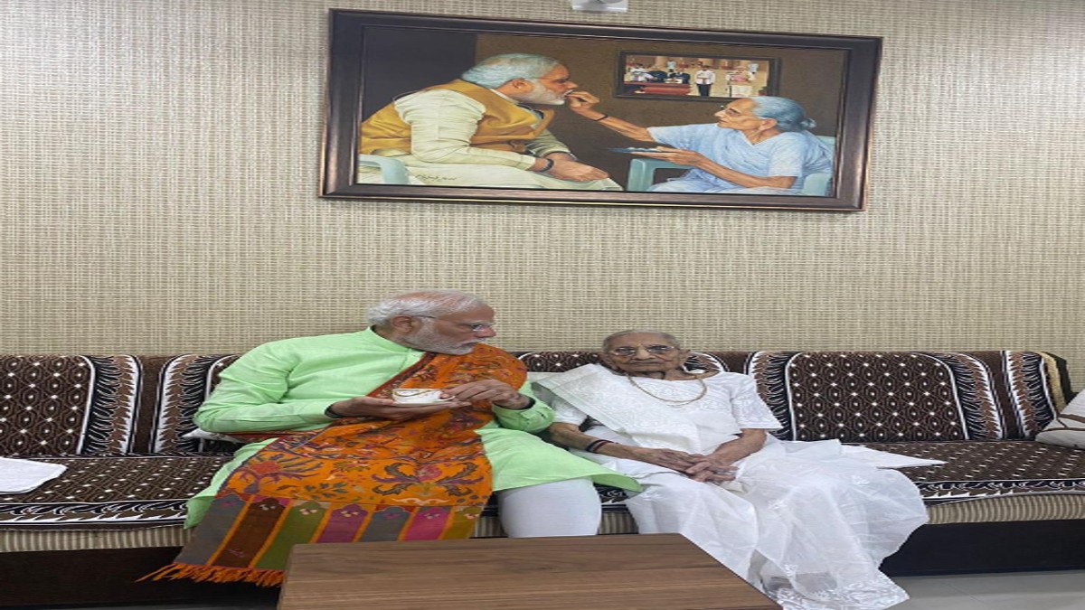 PM Modi took mother's blessings before the second round of voting, first pictures surfaced