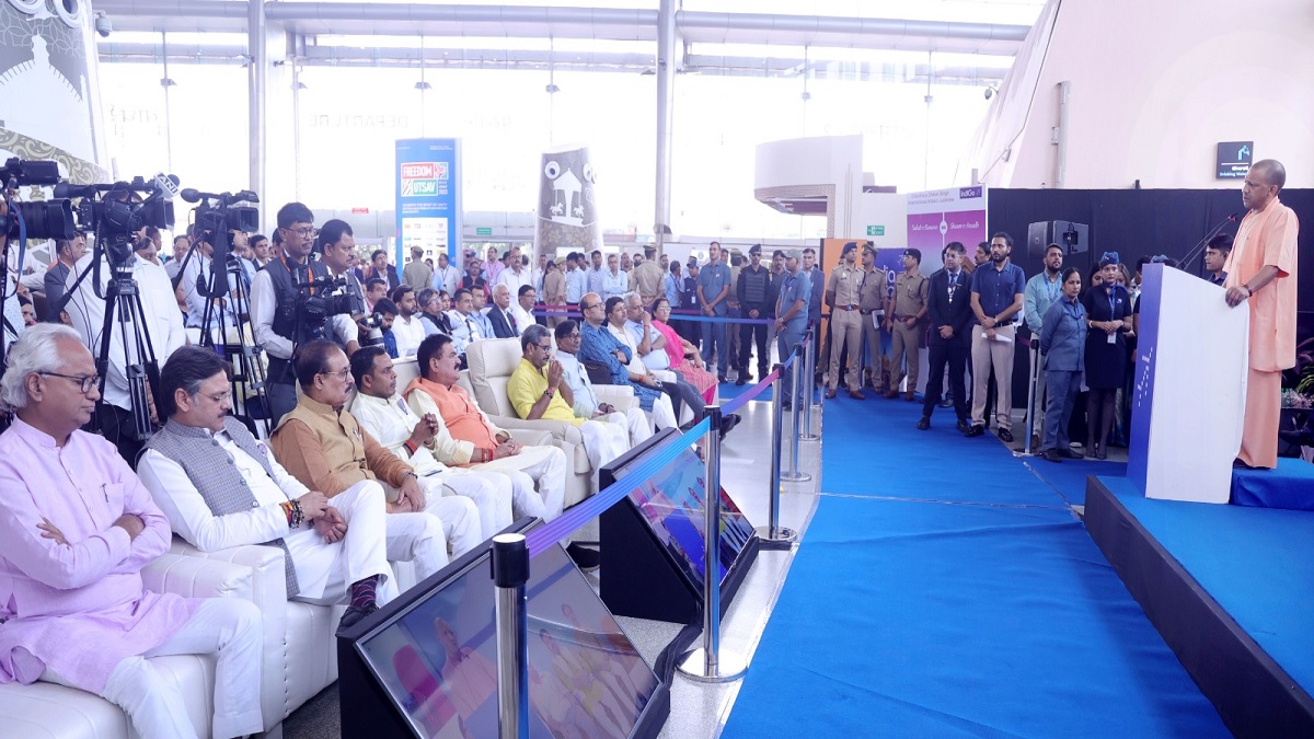 CM Yogi inaugurated the first flight service between Lucknow and Varanasi
