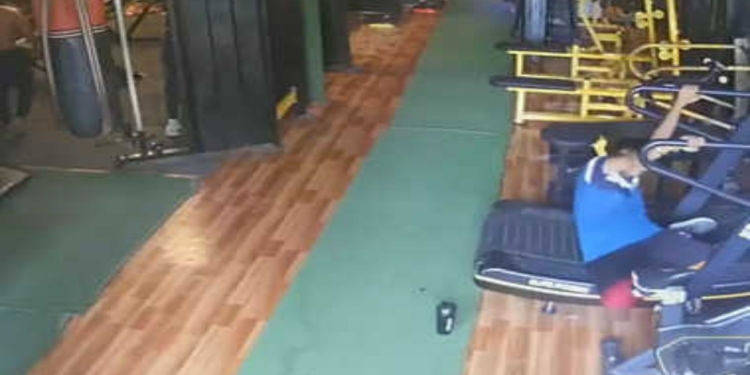 A young man was running on the treadmill in the gym, suddenly had a heart attack and stopped breathing, watch the video.