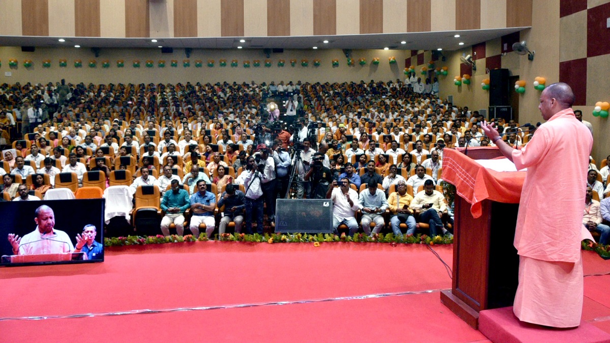 CM Yogi spoke at the ceremony of distribution of tablets to teachers, inauguration of smart class, distribution of Wonder Box and equipment to disabled children.