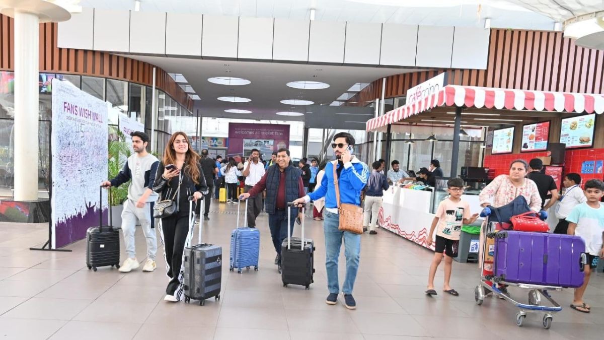 Domestic air passengers made a new record on Sunday, 4,56,910 passengers traveled by air in one day.