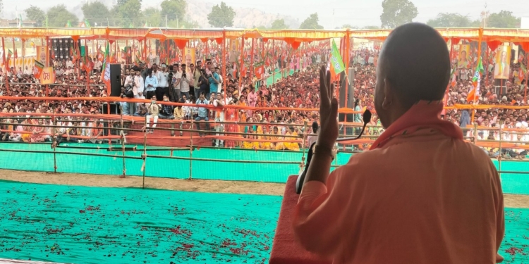 Yogi in the hearts of people of Rajasthan, crowd gathered from rooftops to rallies