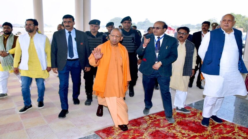 CM Yogi participated in Vikas Bharat Sankalp Yatra in Azamgarh, beneficiaries shared their experiences, thanked PM and CM.